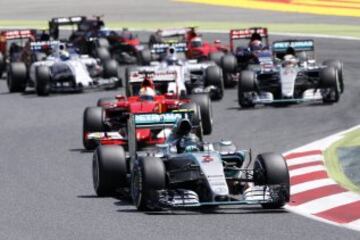 Salida del GP de España con Nico Rosberg encabezando la carrera seguido de Vettel