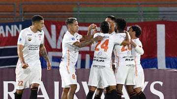 Peru's Ayacucho Francisco Duclos (C-back) celebrates with his teammates after scoring a goal against Bolivia's Jorge Wilstermann during their Copa Sudamericana group stage first leg football match at the Felix Capriles Stadium in Cochabamba, Bolivia, on April 13, 2022. (Photo by AIZAR RALDES / AFP)