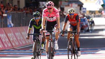 Dumoulin entra en meta con Quintana y Nairo detrás.