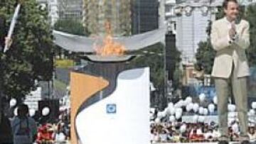 <b>ENSAYO. </b>La antorcha de Atenas pasó por Madrid. De izquierda a derecha, los Príncipes de Asturias, Zapatero, Esperanza Aguirre y Echevarría.