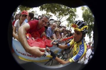 Alberto Contador firma autógrafos poco antes de la salida de la octava etapa de La Vuelta Ciclista a España 2014, que ha partido hoy de Baeza y terminará en Albacete capital, con una distancia de 207,4 kms.