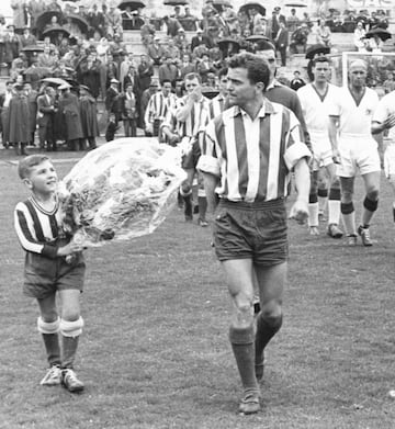 Miguel González Pérez es una leyenda del Atlético de Madrid, con el que jugó 252 partidos, marcó 73 goles, y ganó dos Ligas (49-50 y 50-51) y una Copa (59-60). Nacido en Santa Cruz de La Palma en 1927, el canario fichó por el club rojiblanco en 1949, donde permaneció hasta 1960, con una temporada de cesión en el Oviedo. Fue internacional con España en 15 ocasiones, siempre como rojiblanco. También militó en el Zaragoza y en el Murcia, donde colgó las botas en 1965. Una vez retirado dio el salto a los banquillos: entrenó al Atlético entre 1967 y 1969, y luego dirigió al Betis y al Hércules. Murió el 6 de julio en Madrid, a los 94 años.