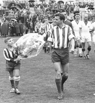 Miguel González Pérez es una leyenda del Atlético de Madrid, con el que jugó 252 partidos, marcó 73 goles, y ganó dos Ligas (49-50 y 50-51) y una Copa (59-60). Nacido en Santa Cruz de La Palma en 1927, el canario fichó por el club rojiblanco en 1949, donde permaneció hasta 1960, con una temporada de cesión en el Oviedo. Fue internacional con España en 15 ocasiones, siempre como rojiblanco. También militó en el Zaragoza y en el Murcia, donde colgó las botas en 1965. Una vez retirado dio el salto a los banquillos: entrenó al Atlético entre 1967 y 1969, y luego dirigió al Betis y al Hércules. Murió el 6 de julio en Madrid, a los 94 años.