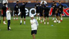 Ancelotti, durante el entrenamiento del Real Madrid en San Siro.