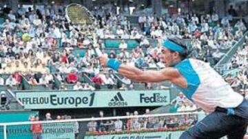 <b>EL SEÑOR DE LA TIERRA. </b>Rafa Nadal llega a restar una bola ante la mirada atenta de Novak Djokovic al otro lado de la red.