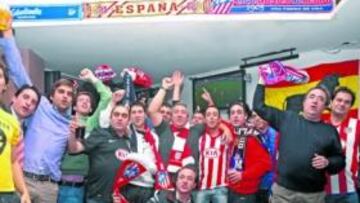 <b>ESPAÑOLES E INGLESES. </b>La Peña Britannia tiene mayoría española entre sus miembros, pero cada vez entran en ella más británicos.