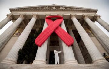 El Parlamento austríaco situado en Viena ha sido decorado con el lazo rojo símbolo de este día.