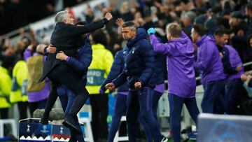 Mourinho celebra con la afici&oacute;n el triunfo del Tottenham.