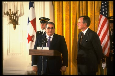 After the intervention, Guillermo Endara (center, alongside U.S. President George Bush) assumed the presidency with Washington’s support. His government sought to restore democracy and stabilize the country. However, the invasion resulted in civilian casualties and significant material damage.
