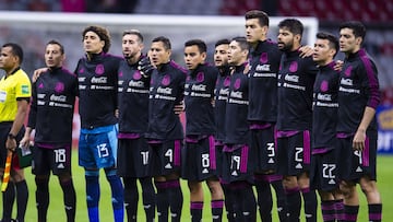 Jugadores de la Selecci&oacute;n Mexicana cantan el Himno Nacional en el Estadio Azteca