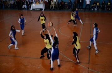 Las jugadoras de baloncesto afganas de la provincia de Herat (en amarillo) compiten con el equipo de Kabul, en un partido amistoso en el Estadio Olímpico Nacional de Kabul el 18 de septiembre de 2013.