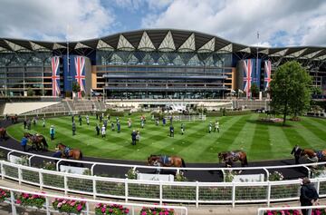 El hipódromo de Ascot, el más famoso del mundo, celebró su habitual festival de carreras de caballos, el Royal Meeting, que se organiza desde 1771. Sin público, sin el glamour de las chisteras y las pamelas, a puerta cerrada. En el paddock, los jockeys y los preparadores guardaron un emotivo minuto de silencio.