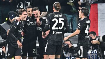 Turin (Italy), 13/11/2022.- Juventus' Arkadius Milik (C) celebrates with teammates after scoring the 3-0 lead during the Italian Serie A soccer match between Juventus FC and SS Lazio in Turin, Italy, 13 November 2022. (Italia) EFE/EPA/Alessandro Di Marco
