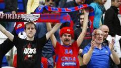 Aficionados del CSKA Mosc&uacute; tras la victoria frente al Estrella Roja.