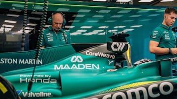 Newey mira el AMR26 durante los test de la F1 en Bahréin.