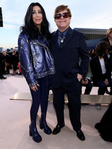 Cher y Elton John durante la Versace Fall-Winter 2023 celebrada en Los Angeles.