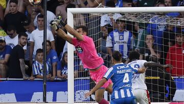 Germán Parreño, despejando un centro ante el Rayo Majadahonda.