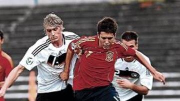 <b>LUCHA. </b>Jordi Alba pelea ante la mirada de Antón por un balón con el alemán Risse.