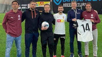 Jordi Sorlí, dos fisios de la clínica de Lasse Lempainen, Gayà, Lasse Lempainen y Pedro López