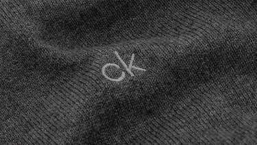 Cómodo, con estilo y de cuello alto: el jersey de Calvin Klein que se adelanta al Black Friday y domina las tendencias