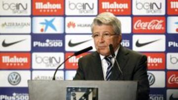 El presidente del Atlético de Madrid, Enrique Cerezo, interviene durante la presentación de Augusto Fernández como nuevo jugador rojiblanco.