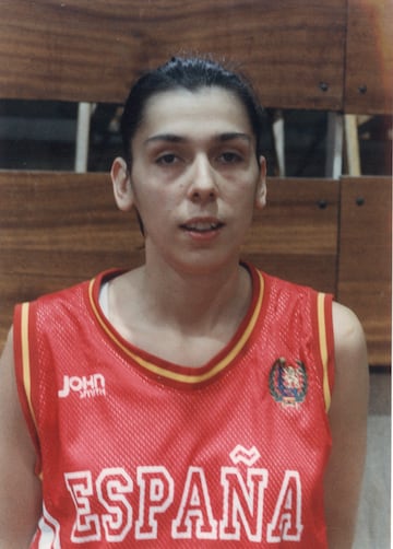 Pilar Valero, una histrica del baloncesto espa?ol, una pionera, nos dej el 7 de noviembre, a los 52 a?os. La zaragozana, que fue 106 veces internacional, perteneci a la generacin que logr el primer oro snior del baloncesto nacional en el Eurobasket de 1993 disputado en Perugia (Italia). Valero, que jugaba en la posicin de escolta, milit en los grandes clubes nacionales de la poca. Comenz con 18 a?os en el Banco Zaragozano, con el que conquist la Copa de la Reina en 1990. Tambin form parte del Dorna Godella, entre 1991 y 1995, adems del Pool Getafe, el Banco Simen de Vigo, el Ciudad de Burgos y el Mann Filter. Con el equipo valenciano, un gigante de la poca, se adjudic una Copa de Europa (1993) y perdi dos (1994 y 1995) y se proclam campeona del mundo de clubes en Brasil (1993). Adems, en su palmars tambin figuran seis ligas, tres con el Godella, una con el Getafe y dos con el Vigo, adems de cuatro Copas de la Reina, incluida la que logr con el equipo de su tierra.