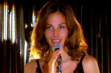 La actriz hace de cantante del club de Marbella al que acude Torrente. Es el deseo amoroso del protagonista en 'Torrente 2'.