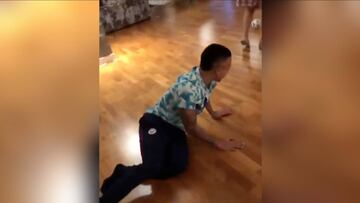 Gabriel Jesús vacila a su madre y termina por los suelos