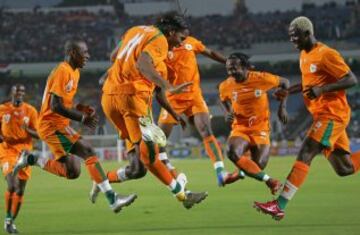 Didier Drogba jugador de Costa de Marfil celebra con sus compañeros de equipo su gol durante la primera mitad del partido de fútbol de octavos de final entre Costa de Marfil y Libia en la Copa de África de 2006