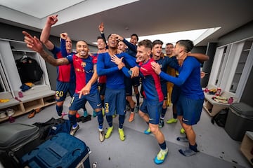 Alegría a rebosar de los jugadores del Fútbol Club Barcelona tras la goleada en el Bernabéu.