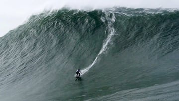 Maya Gabeira surfea la ola m&aacute;s grande de la historia surfeada por una mujer, en Praia do Norte (Nazar&eacute;, Portugal).