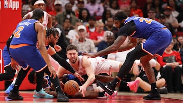 Alperen Sengun y Jalen Brunson pelean por hacerse con la posesión durante el Rockets-Knicks jugado en Houston.