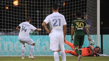 Javier &#039;Chicharito&#039; Hern&aacute;ndez tuvo la oportunidad de abrir el marcador ante Portland, pero el mexicano hizo un muy mal cobro de penal al minuto 11 del juego.