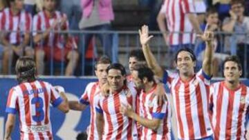 <b>ALEGRÍA. </b>Los jugadores del Atlético se abrazan tras conseguir uno de los goles. Los rojiblancos llegaron a ponerse 4-0 en el marcador.