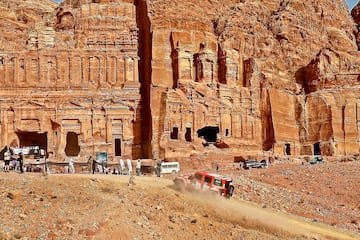 Las pilotos participantes en el Rally Jameel recorren parte de la segunda etapa de una de las competiciones off-road m¨¢s destacadas del calendario femenino internacional. La carrera arranc¨® el martes en Petra (Jordania) y se extender¨¢ por m¨¢s de 1.600 kil¨®metros en una ruta que cruza Jordania y Arabia Saud¨ª, y culmina el d¨ªa 26 de abril en Gassim.