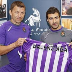 Balenziaga, Villalibre y Yuri han vestido las dos camisetas