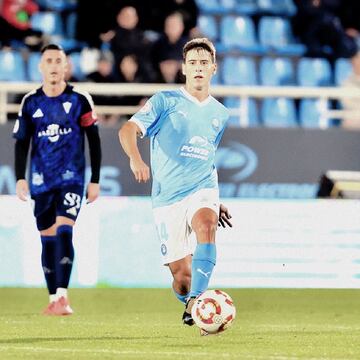 Marc Doménech se lleva el balón. Detrás, Callejón.