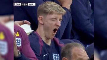El mal momento de la selección inglesa en la Euro, trajo al recuerdo este momento en el que captaron al joven delantero al borde del sueño viendo a su equipo.