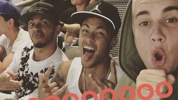 Neymar Jr, Justin Bieber y Lewis Hamilton viendo el Brasil-Ecuador de la Copa America.
 Instagram