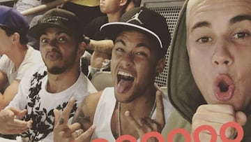 Neymar Jr, Justin Bieber y Lewis Hamilton viendo el Brasil-Ecuador de la Copa America.
 Instagram