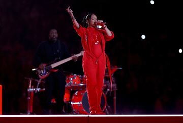 La artista nacida en Barbados protagonizó sola el Halftime Show del Super Bowl LVII del Estadio de la Universidad de Phoenix.