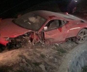 Así quedó el Ferrari de Arturo Vidal tras un choque en la ruta 5 sur.