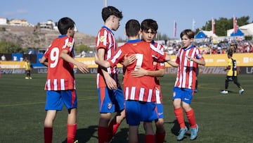 El Atlético celebra uno de sus goles a Peñarol.