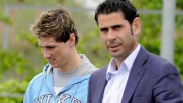 <b>REVISIÓN. </b>Torres, arriba con Fernando Hierro, y Cesc, abajo, ayer tras su visita médica en Las Rozas.
