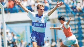 El delantero brilló en Universidad Católica, donde incluso marcó siete goles en un solo partido. Pero en Colo Colo fue todo lo contrario. Su paso por Macul no fue el más feliz. Jugó en 1997, año que dejó el fútbol. 