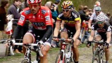 <b>EL BOSQUE DE ARENBERG. </b>Cancellara, con Boonen a rueda, encabeza el pelotón en el famoso tramo de pavés (2.400 metros).