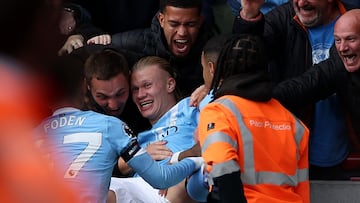 Manchester City's Norwegian striker #09 Erling Haaland celebrates scoring the team's first goal during the English Premier League football match between Brentford and Manchester City at the Gtech Community Stadium in London on October 5, 2025. (Photo by Adrian Dennis / AFP) / RESTRICTED TO EDITORIAL USE. No use with unauthorized audio, video, data, fixture lists, club/league logos or 'live' services. Online in-match use limited to 120 images. An additional 40 images may be used in extra time. No video emulation. Social media in-match use limited to 120 images. An additional 40 images may be used in extra time. No use in betting publications, games or single club/league/player publications. /
