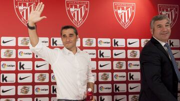 Valverde, en su despedida en la sala de prensa de San Mamés, con el presidente Urrutia