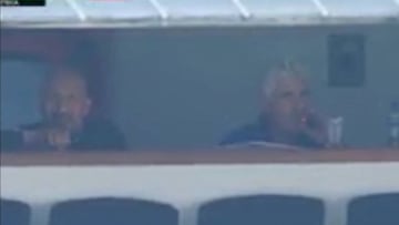 Ricardo Ferretti fumando en el estadio Azteca