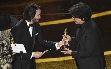 Diane Keaton y Keanu Reeves entregan la estatuilla a Bong Joon por 'Parásitos'. 